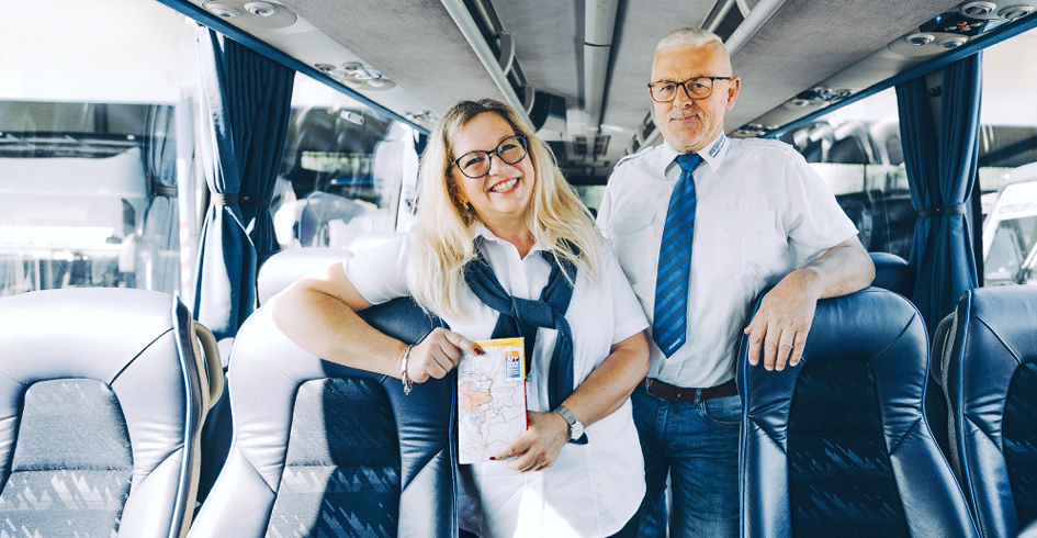 Foto eines Busfahrers mit Reisebegleitung