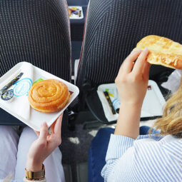 Stanglmeier Tagesfahrten Snack im Bus (Apfelplunder & Käsestange)