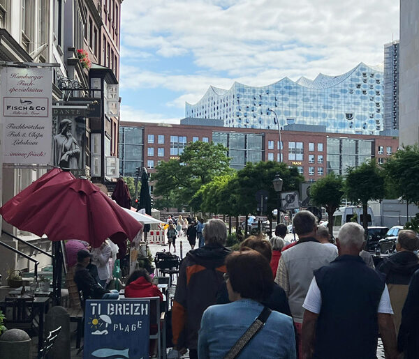 Reisegruppe während der Stadtführung vor der Elbphilharmonie