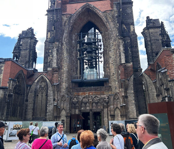 Reisegruppe vor dem Hamburger Dom