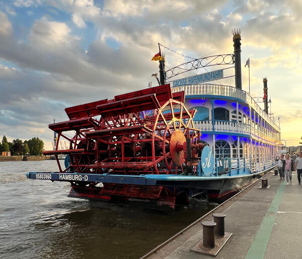 Alter Raddampfer in Hamburg