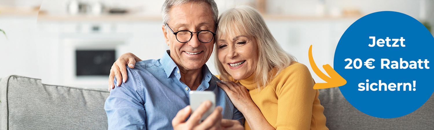 Bild: Pärchen vor einem Handy, meldet sich zum Stanglmeier Newsletter an.