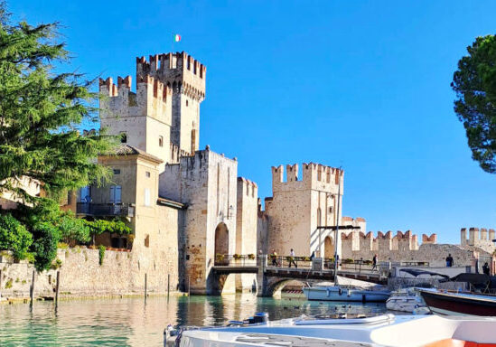 Foto vom Gardasee, alte Burg am Wasser