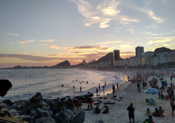 Sonnenuntergang am Strand in Rio de Janeiro, mit Skyline