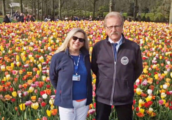 Unsere Reisebegleitung Christina und unser Busfahrer Franz in der Tulpenblüte in Holland