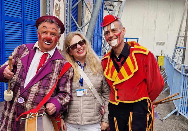 Unsere Reisebegleitung Christina im Zirkusfestival