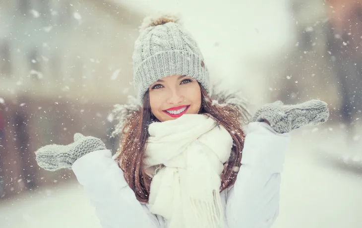 Schöne lächelnde junge Frau in der warmen Kleidung. Das Konzept des Porträts im Winter Schneewetter - ©weyo - stock.adobe.com