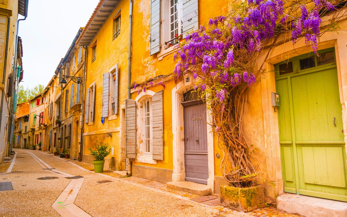 Blick auf eine schmale Straße im historischen Zentrum von Arles - © romas_ph - stock.adobe.com