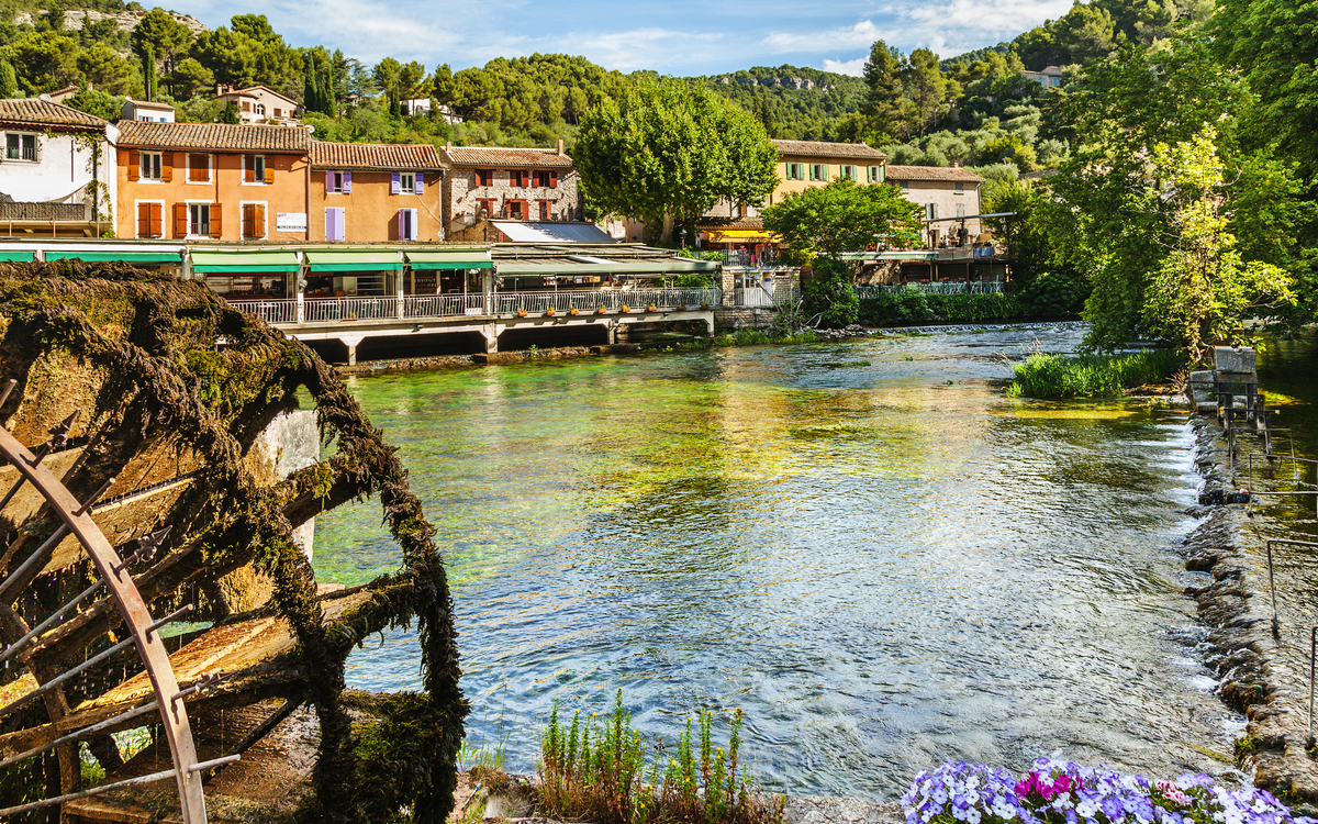 Fontaine de Vaucluse in der Provence - © olga demchishina - stock.adobe.com