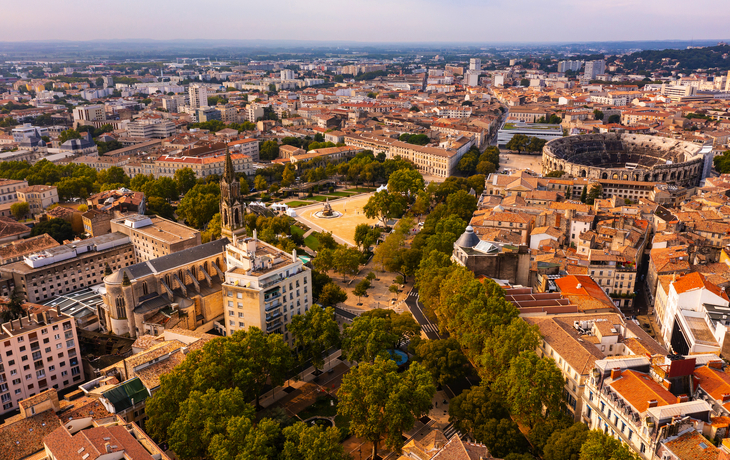 © JackF - stock.adobe.com - Panoramablick auf die Arena von Nîmes