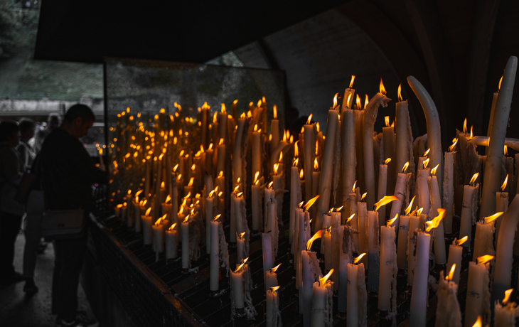 © STORM INSIDE PHOTO - stock.adobe.com - Wallfahrtsort in Lourdes