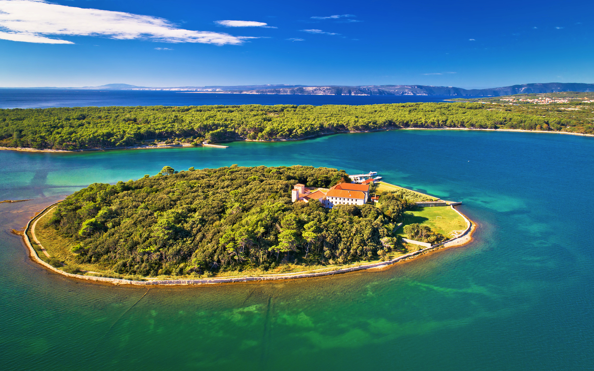 adriatische Klosterinsel Kosljun in der Bucht von Punat - © xbrchx - stock.adobe.com