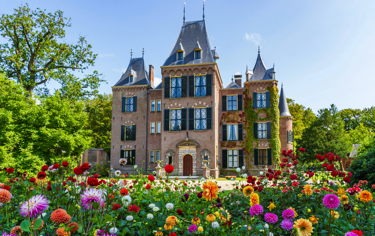 © emma schmitz - stock.adobe.com - Schloss in Lisse mit den bunten Dahlien im Vordergrund