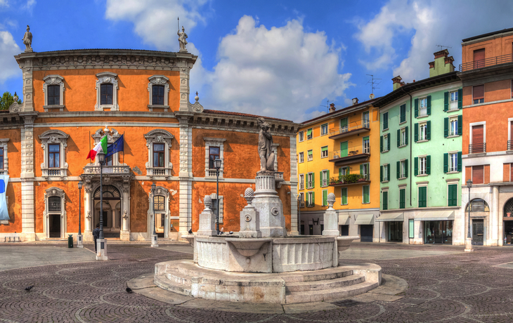 © bbsferrari - stock.adobe.com - Piazza del Mercato in Brescia