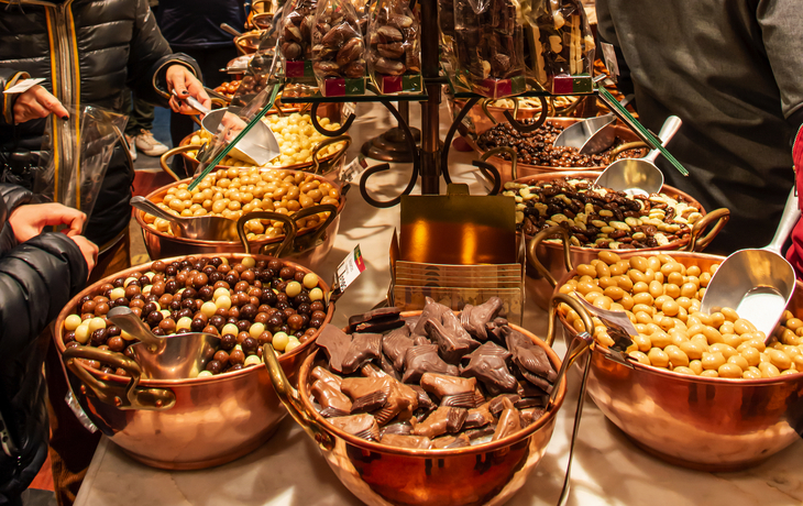 © Vitali - stock.adobe.com - Schokoladenladen in der Galerie de la Reine in Brüssel