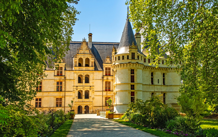 © Nina - stock.adobe.com - Schloss Azay-le-Rideau in Frankreich am See