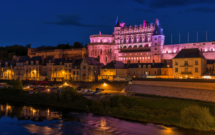 © Sean Xu - stock.adobe.com - illuminiertes Chateau Amboise im Loiretal, Frankreich
