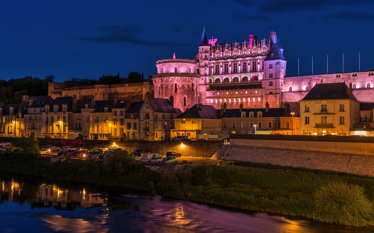 illuminiertes Chateau Amboise im Loiretal, Frankreich - © Sean Xu - stock.adobe.com