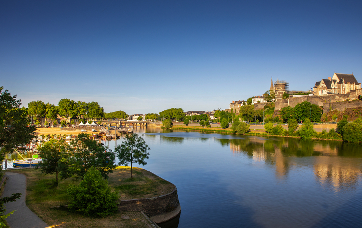 © Thierry RYO - stock.adobe.com - Panoramablick auf das Schloss und die Stadt Angers im Anjou, eine Landschaft im Westen Frankreichs.