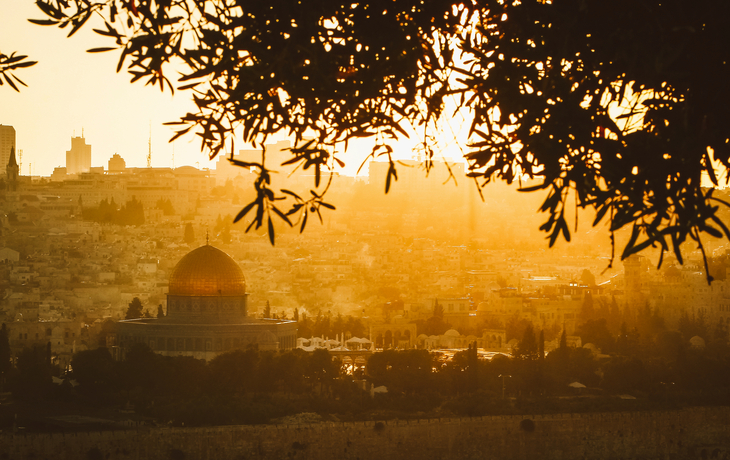 Felsendom mit Olivenbäumen und den Mauern von Jerusalem