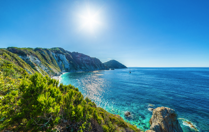 © Balate Dorin - stock.adobe.com - Panoramablick auf den Strand von Sansone auf der Insel Elba