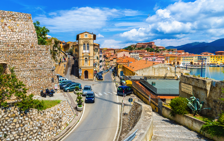 © Serenity-H - stock.adobe.com - Altstadt und Hafen von Portoferraio