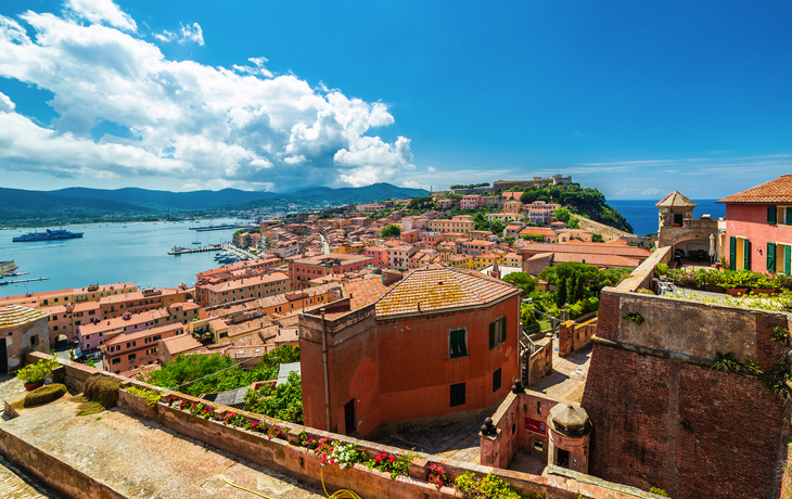 © Balate Dorin - stock.adobe.com - Altstadt und Hafen Portoferraio auf der Insel Elba