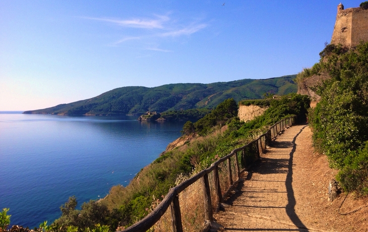 © luzicat - stock.adobe.com - Wanderweg in Porto Azzurro