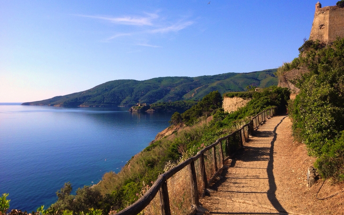 Wanderweg in Porto Azzurro - © luzicat - stock.adobe.com