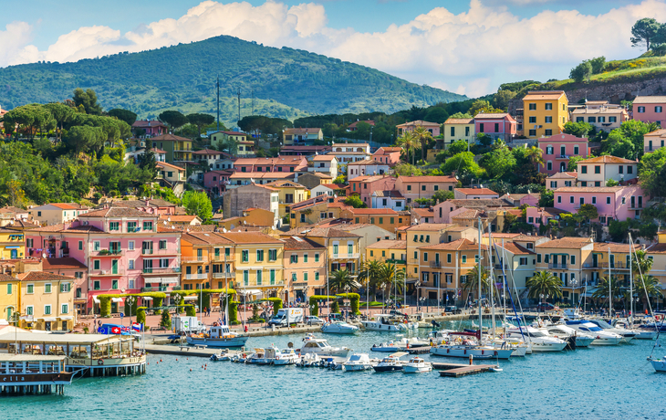 Hafen von Porto Azzurro auf der Insel Elba in der Toskana, Italien