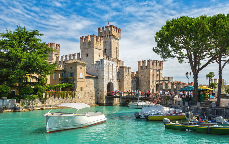 die Burg Rocca Scaligera in Sirmione am Gardasee, Italien - © Rene Hartmann - stock.adobe.com