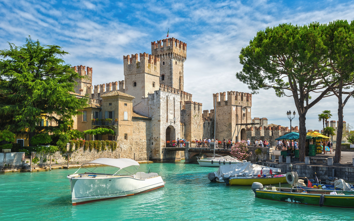 die Burg Rocca Scaligera in Sirmione am Gardasee, Italien - © Rene Hartmann - stock.adobe.com