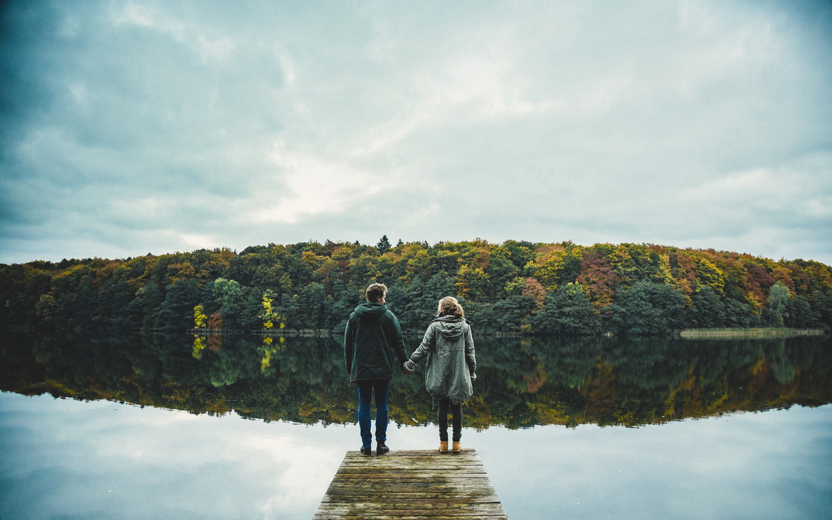 Paar auf einem Steg in der Mecklenburgischen Seenplatte // Couple on a wooden pier in the Mecklenburg Lake District - © TMV/Roth