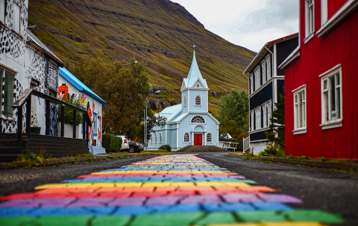 © Travel_IR - stock.adobe.com - Seydisfjördur auf Island