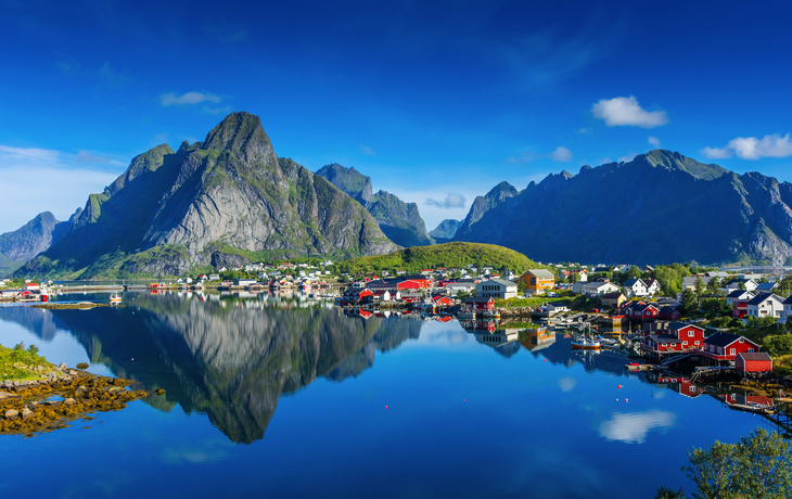 © Stefano Zaccaria - stock.adobe.com - Reine auf den Lofoten