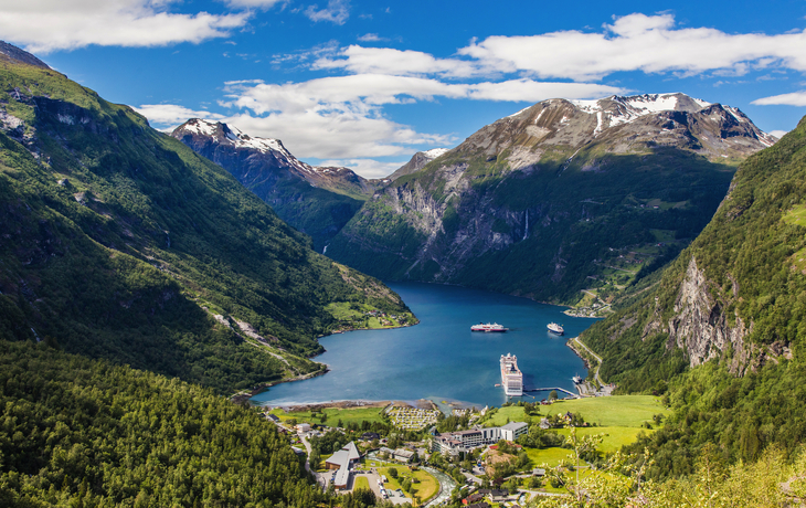 © F8  \ Suport Ukraine - stock.adobe.com - Blick vom Berg Dalsnibba auf den Geirangerfjord