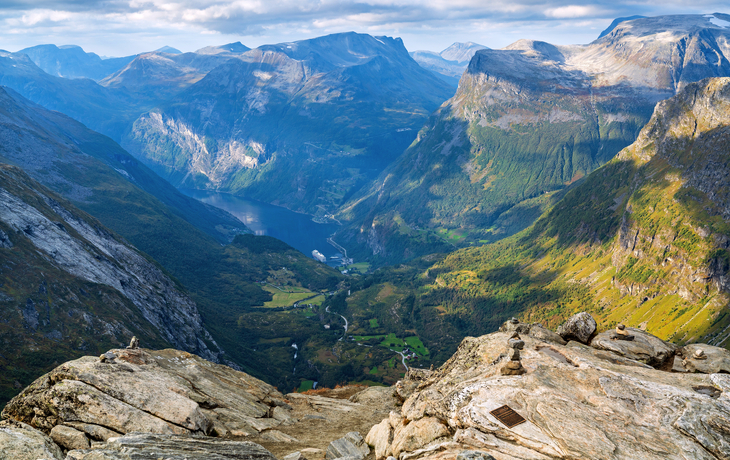 © Jürgen Humbert - stock.adobe.com - Aussicht vom Berg Dalsnibba zum Geirangerfjord