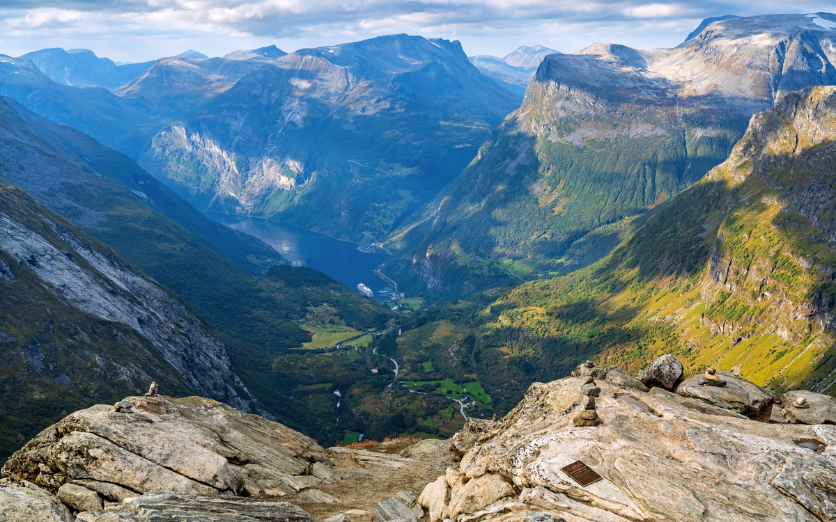 Aussicht vom Berg Dalsnibba zum Geirangerfjord - © Jürgen Humbert - stock.adobe.com