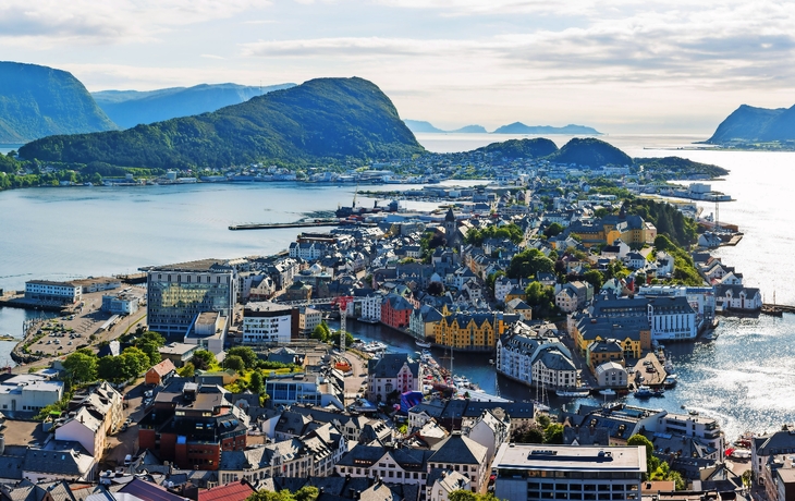 © ivan kmit - stock.adobe.com - Hafenstadt Alesund am Eingang zum Geirangerfjord
