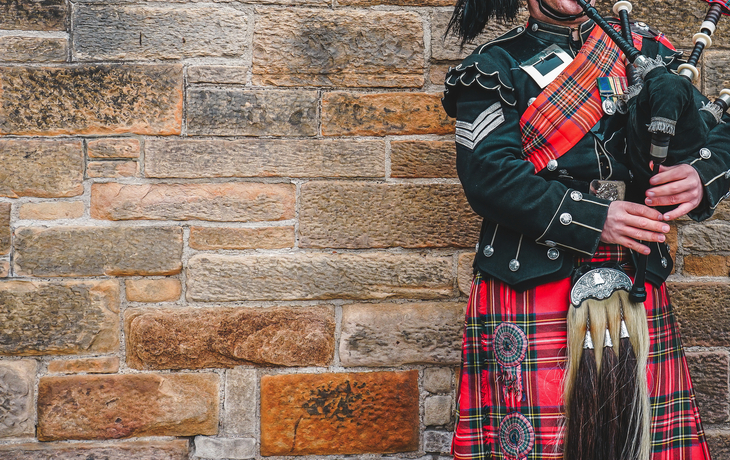 © anon - schottische Dudelsackspieler in Edinburgh