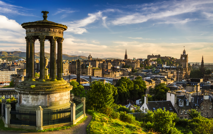 © shaiith - stock.adobe.com - Calton Hill in Edinburgh, Vereinigtes Königreich