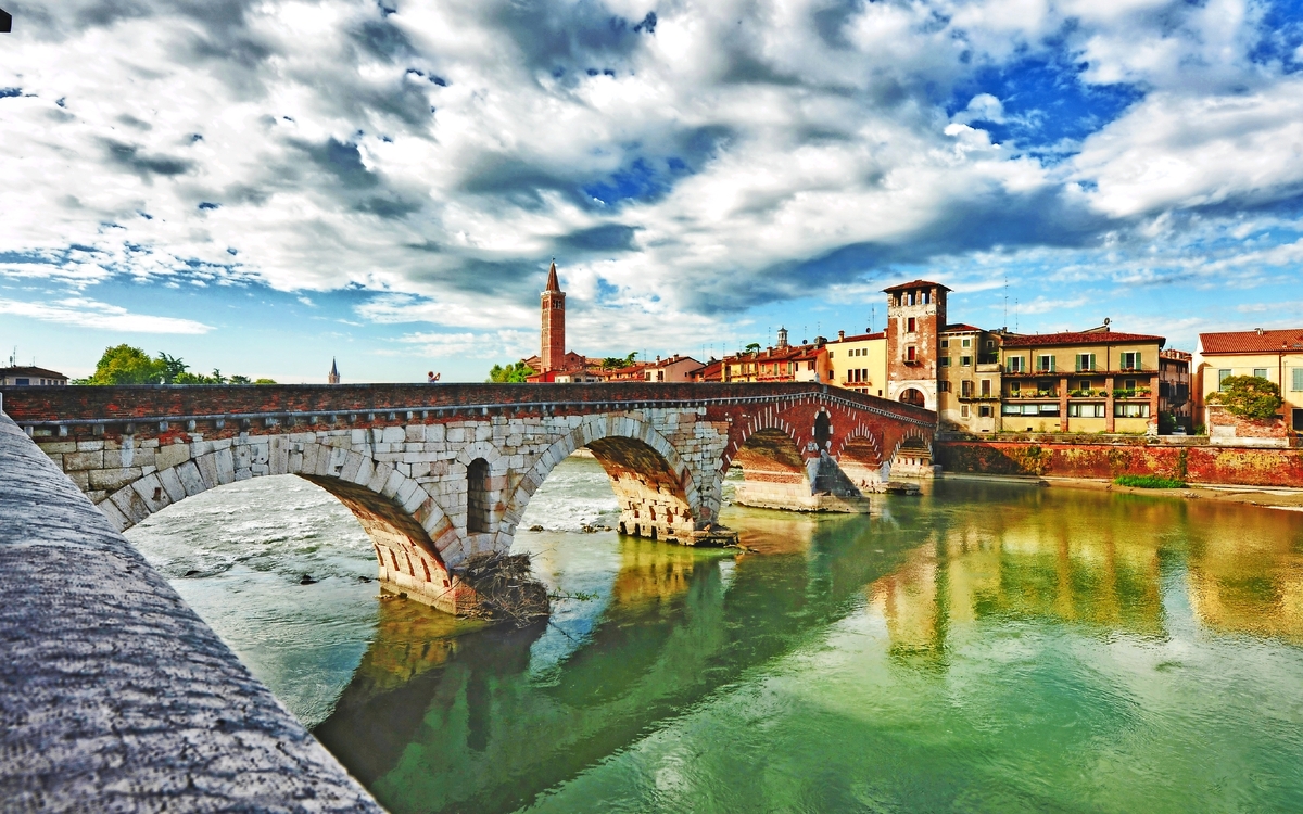 Brücke Ponte Pietra über den Fluss Etsch in Verona, Italien - © bussiclick - Fotolia