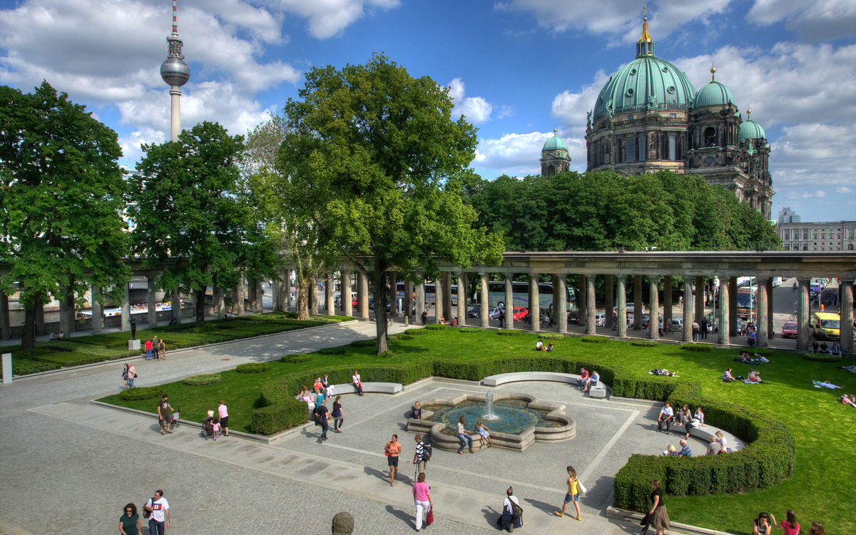 Der Kolonnadenhof auf der Museumsinsel Berlin ist ein an drei Seiten von Säulengängen umschlossenes Freigelände vor dem Eingang der Alten Nationalgalerie. - Berliner Dom © visitBerlin/Foto: Wolfgang Scholvien