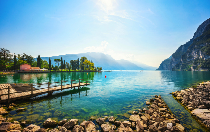 © stevanzz - stock.adobe.com - Pier in Riva del Garda