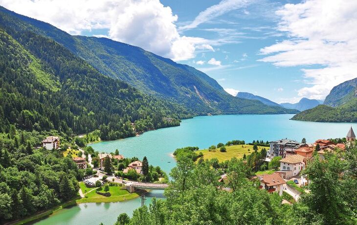 © krasnevsky - Fotolia - Lago di Molveno in den italienischen Alpen