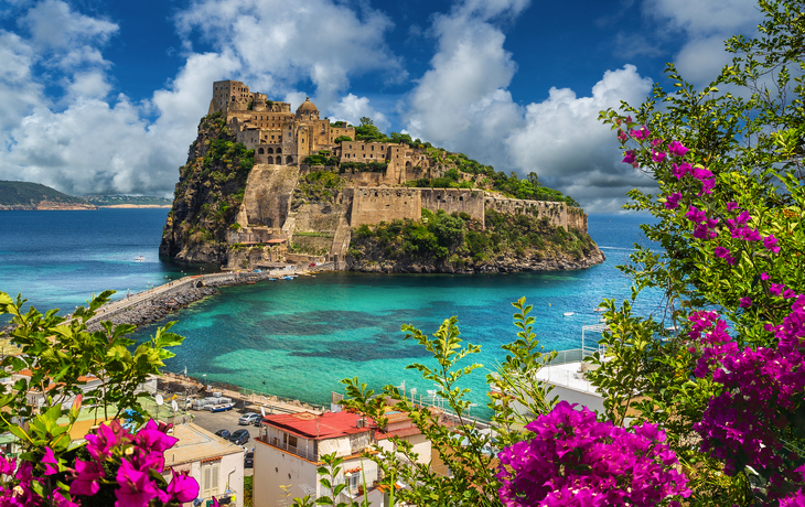 Landschaft mit Castello Aragonese auf der Insel Ischia - © Balate Dorin - stock.adobe.com