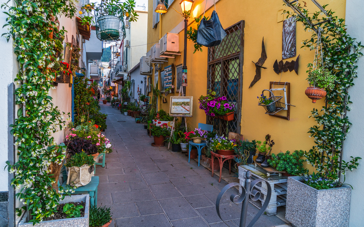 Bunte Straße auf Ischia, Italien - © Alina - stock.adobe.com