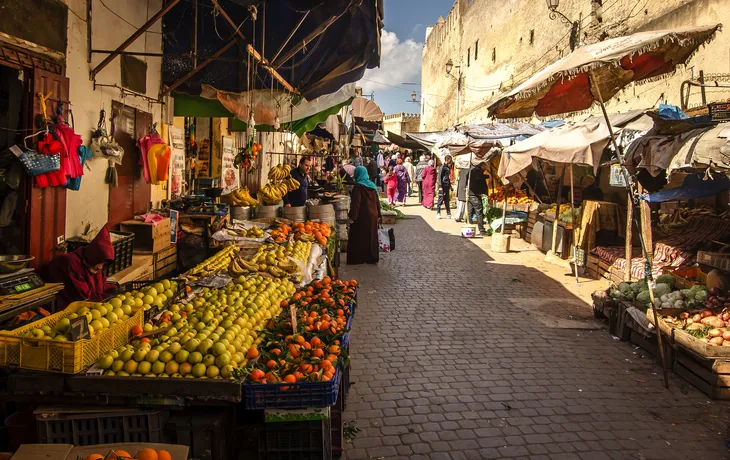 Marokko: Obstmarkt in der alten Medina der Stadt Fez an einem sonnigen Tag