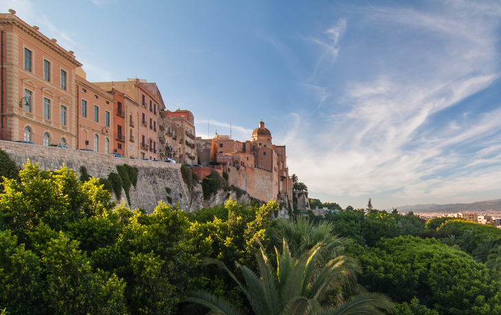 © fanatykk - stock.adobe.com - Sonnenuntergang auf den Mauern von Cagliari