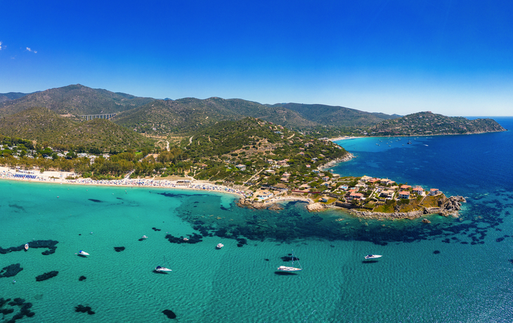 © Martin Valigursky - stock.adobe.com - Luftaufnahme des Strandes Kale Moru in Geremeas per Drohne